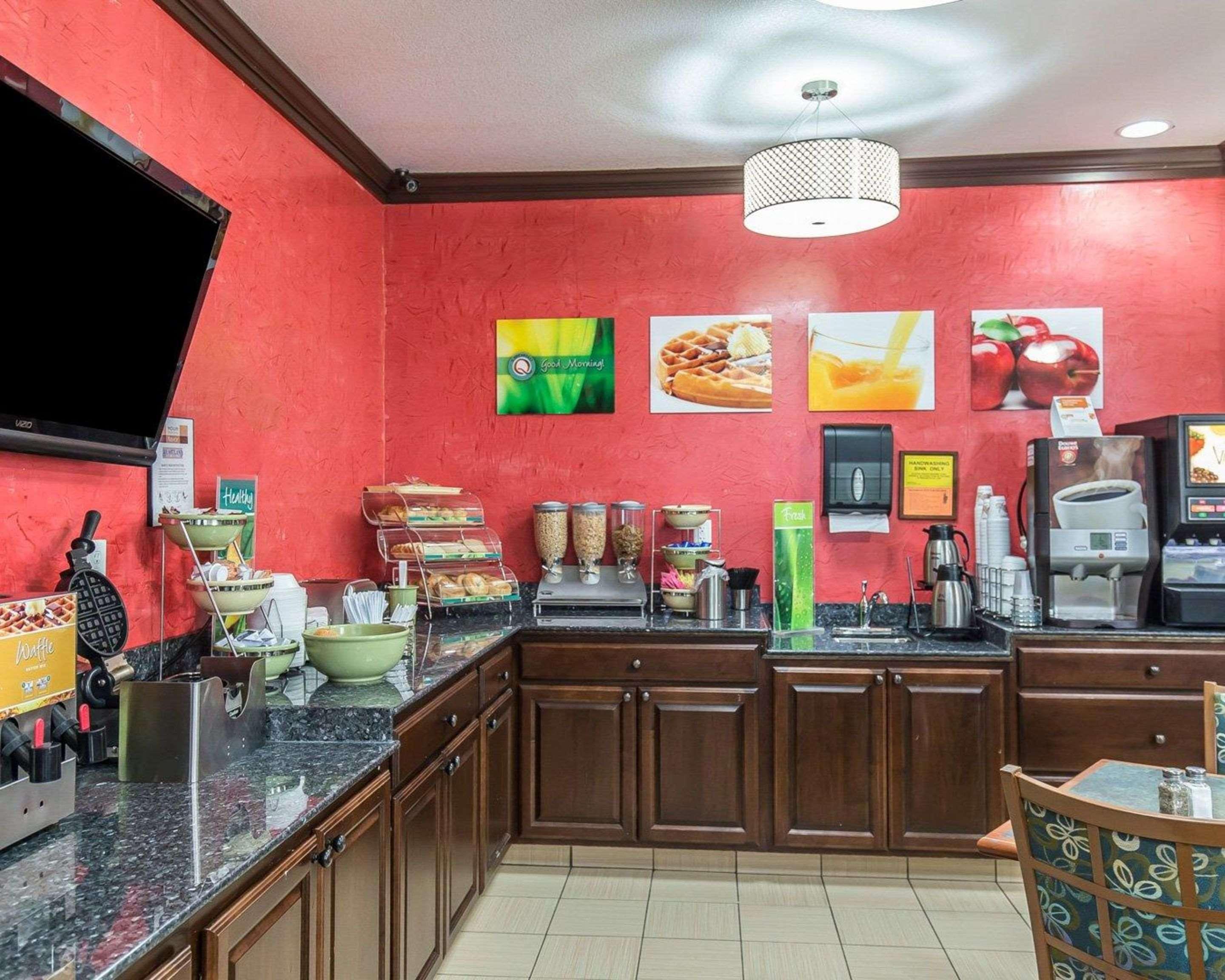 Quality Inn At Collins Road - Cedar Rapids Dış mekan fotoğraf
